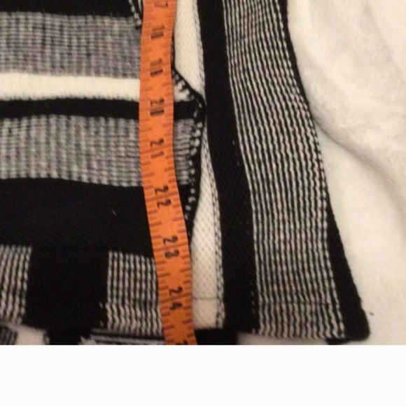 Baja Hoodie Forever 21 Black and White Pattern knit Jacket - Picture 4 of 11